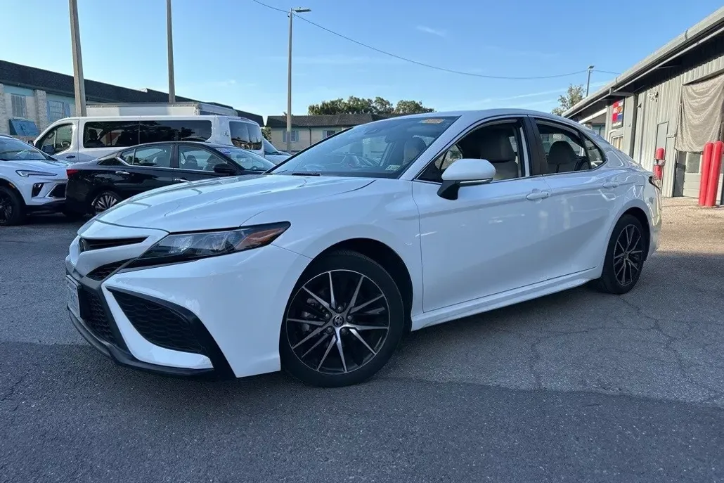 2024 Toyota Camry SE photo 1