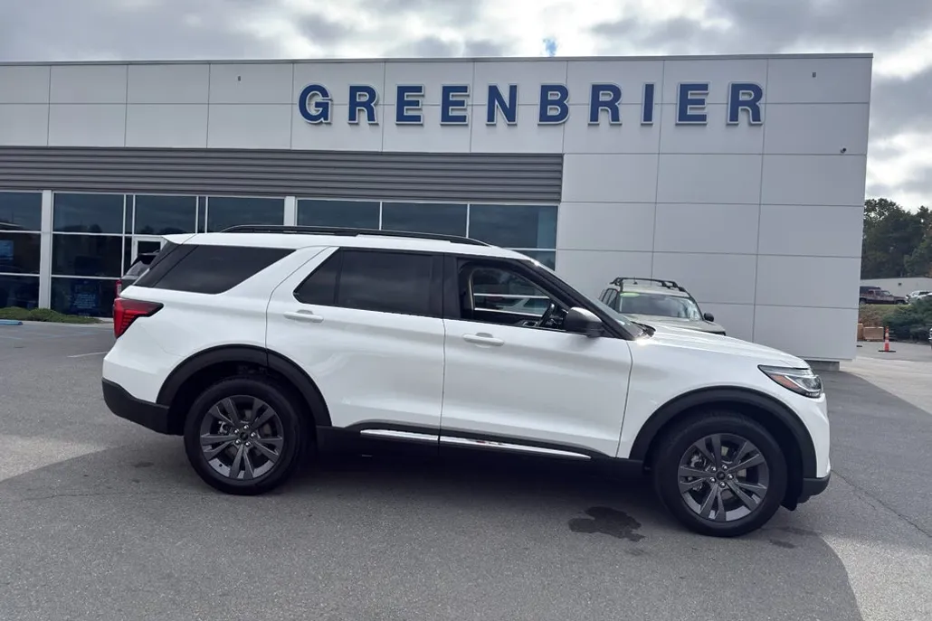 2025 Ford Explorer photo 1