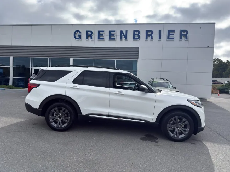 2025 Ford Explorer photo 1