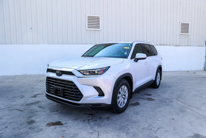 2024 Toyota Grand Highlander XLE photo 1
