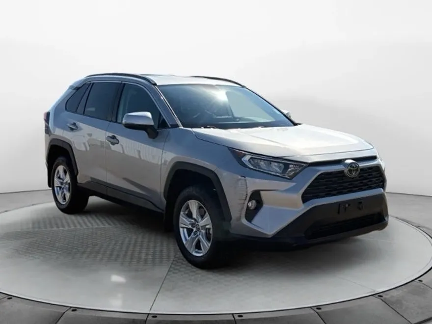 2021 Toyota RAV4 XLE photo 1