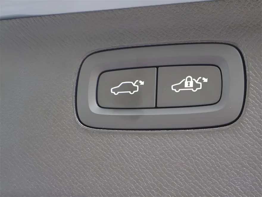 2023 Volvo XC90 Recharge T8 Plus photo 1