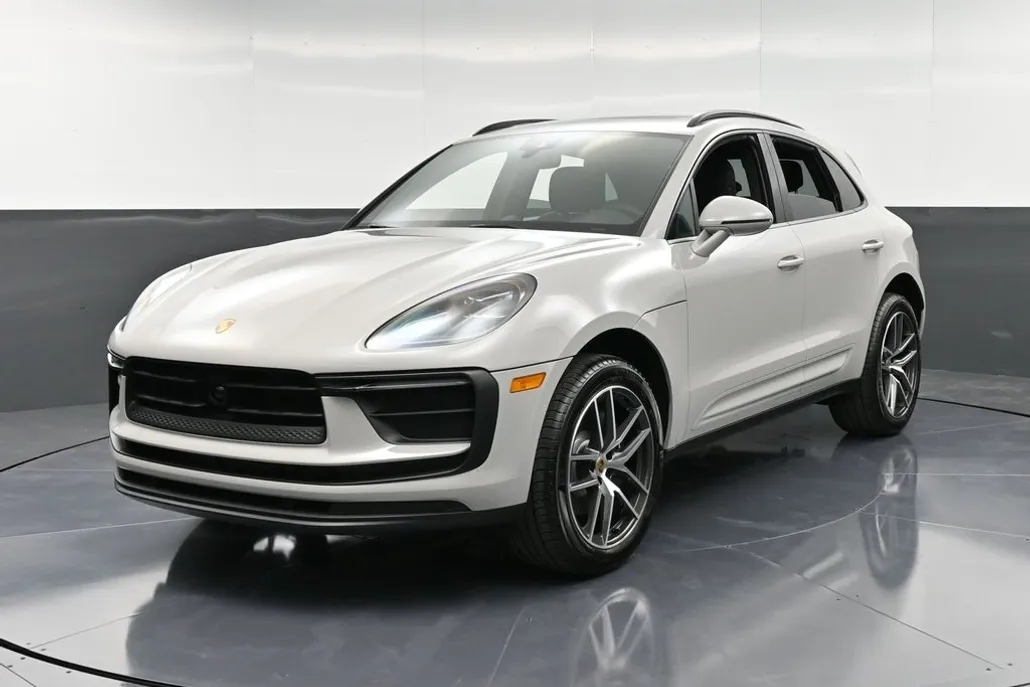 2026 Porsche Macan T photo 1