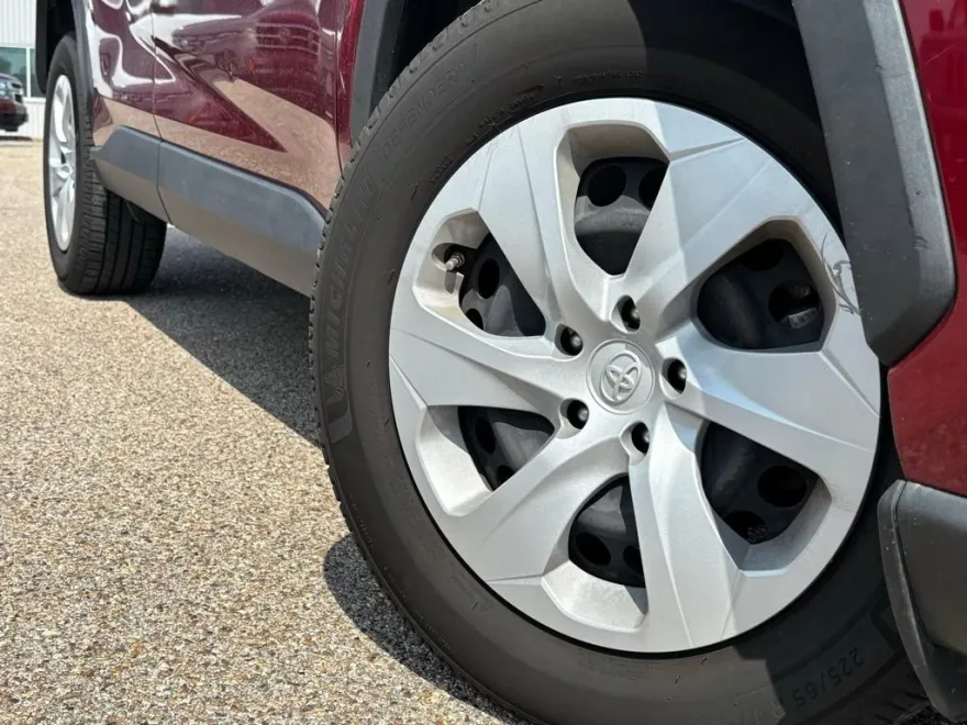 2020 Toyota RAV4 LE photo 1