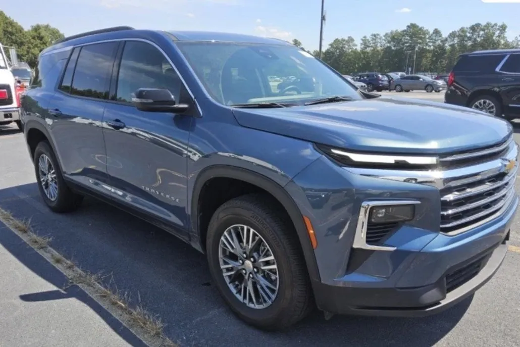 2025 Chevrolet Traverse photo 1