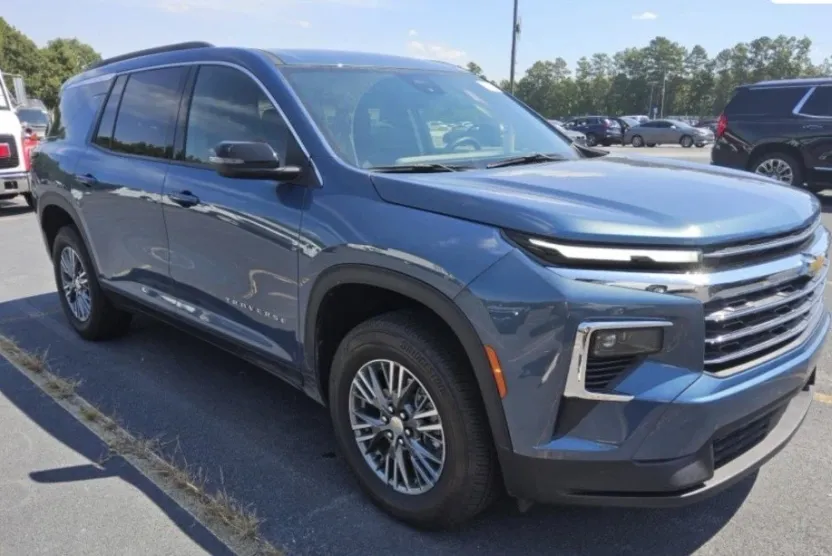 2025 Chevrolet Traverse photo 1