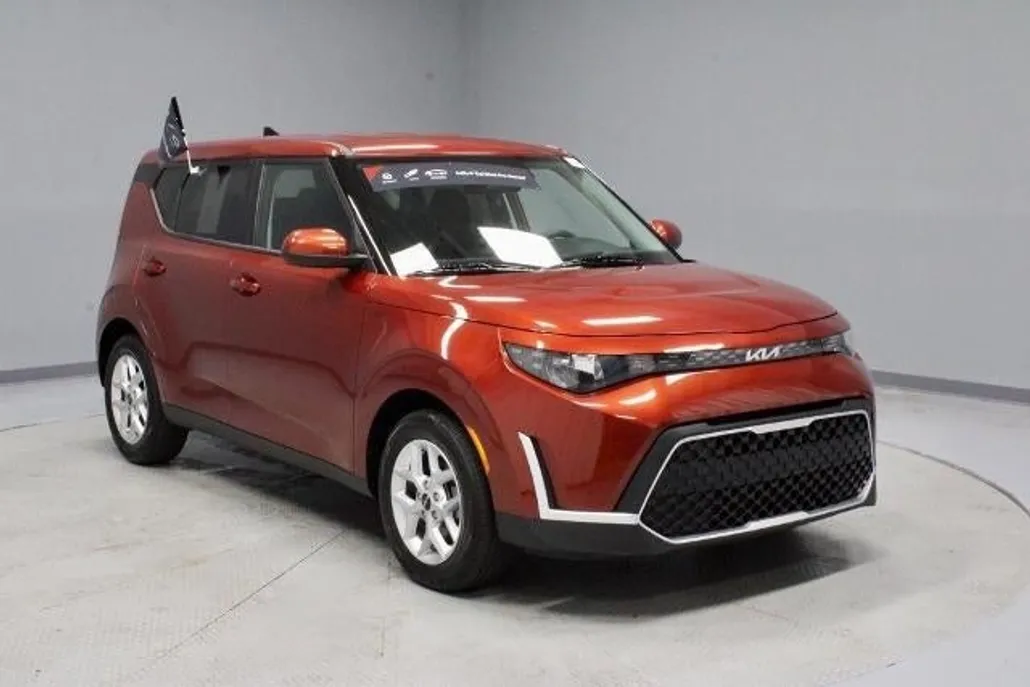 2024 Kia Soul LX photo 1