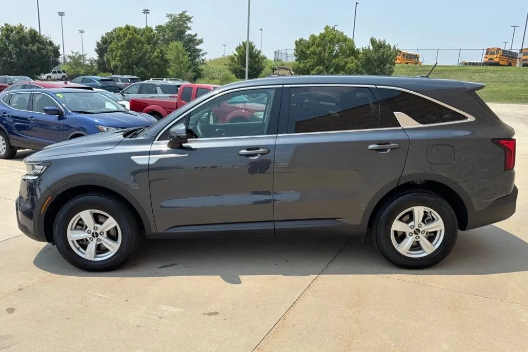 2023 Kia Sorento LX photo 1