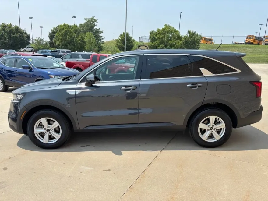 2023 Kia Sorento LX photo 1