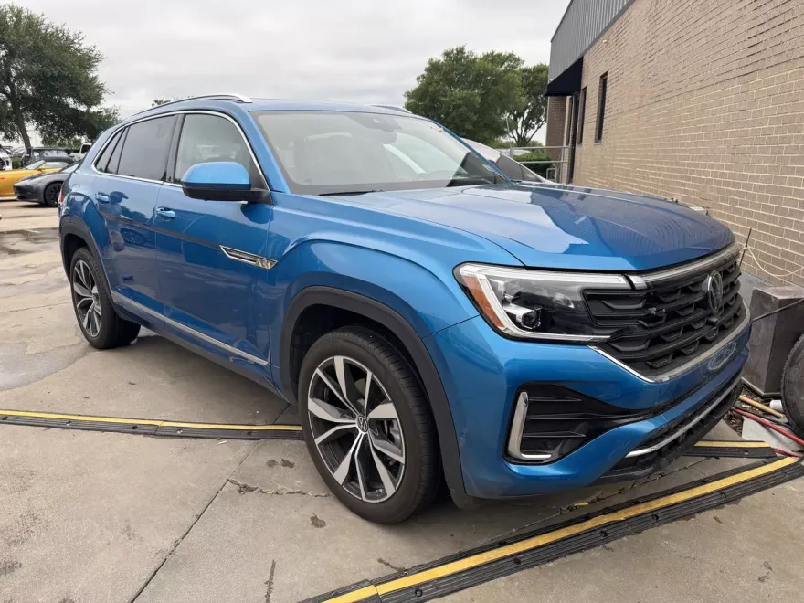 2024 Volkswagen Atlas Cross Sport SEL Premium R-Line photo 1
