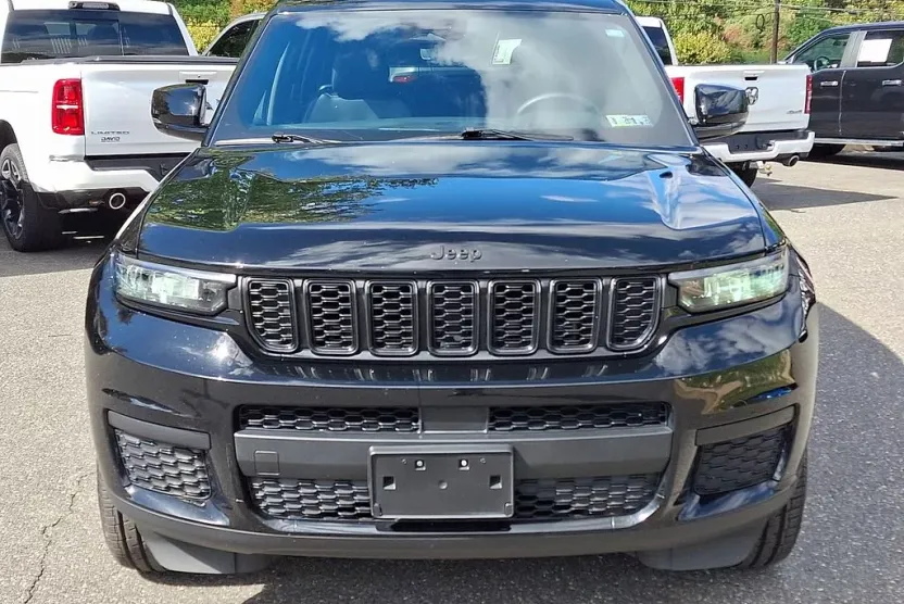 2023 Jeep Grand Cherokee Laredo Altitude photo 1