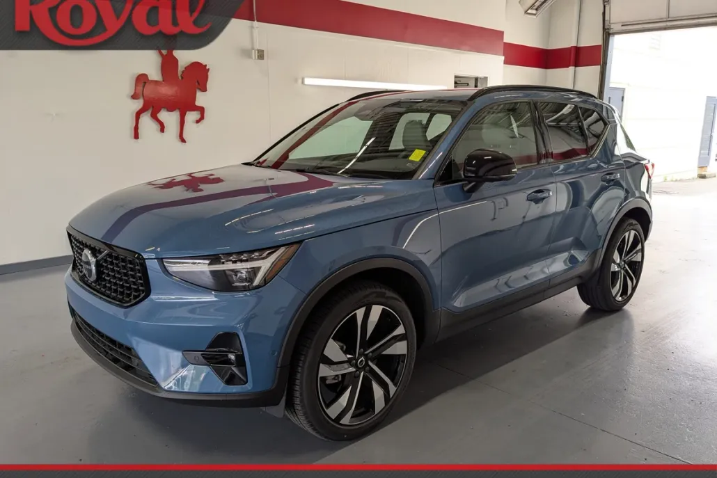 2024 Volvo XC40 Plus photo 1
