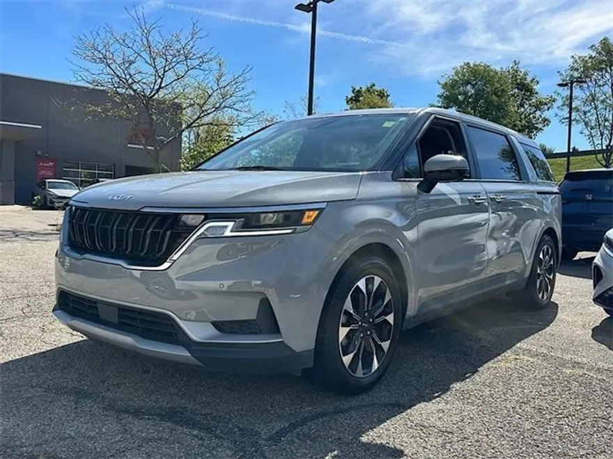 2024 Kia Carnival EX photo 1