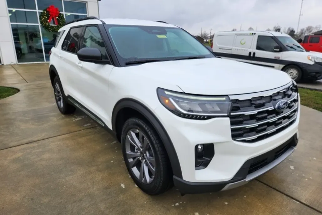 2025 Ford Explorer photo 1