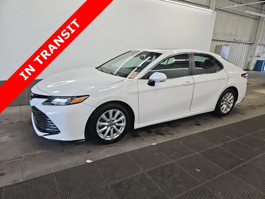 2018 Toyota Camry LE photo 1