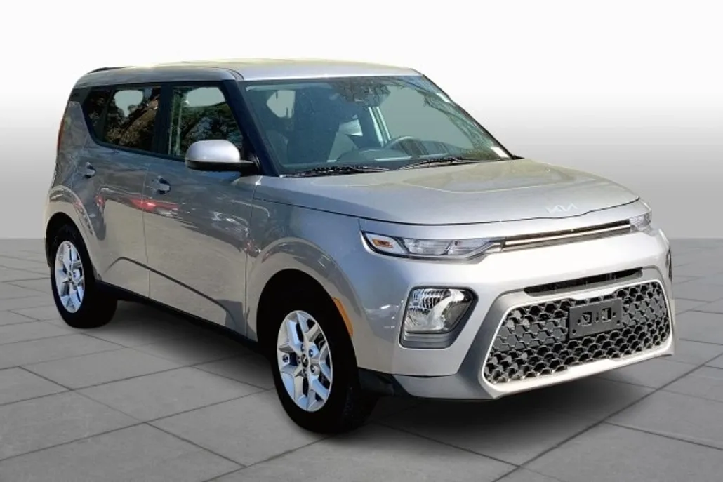 2022 Kia Soul LX photo 1