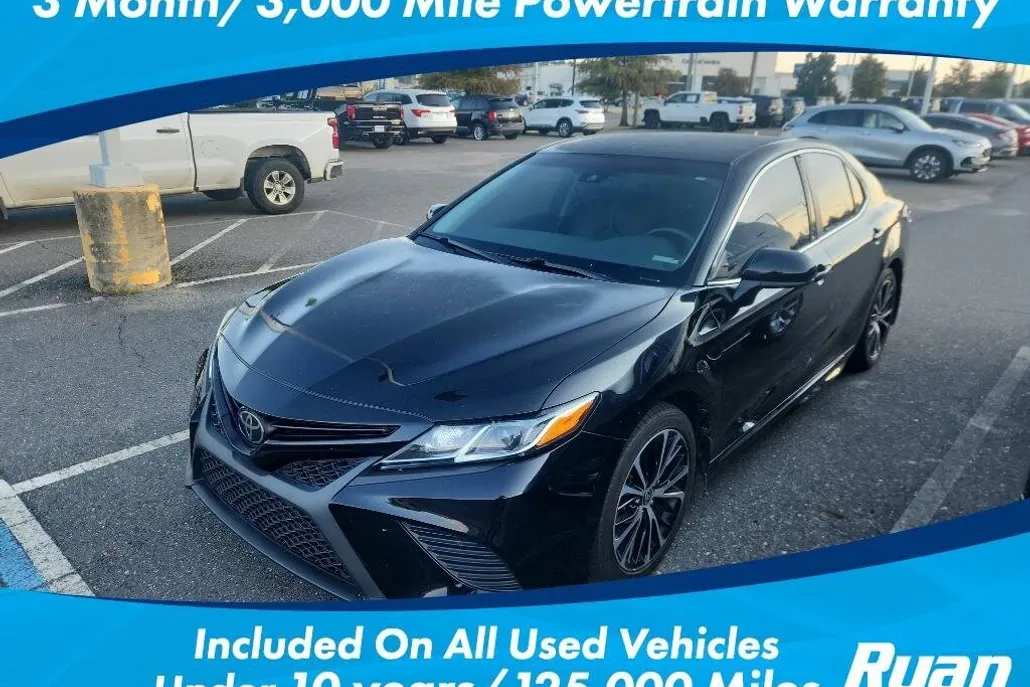 2020 Toyota Camry SE photo 1