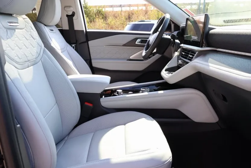 2025 Ford Explorer Platinum photo 1