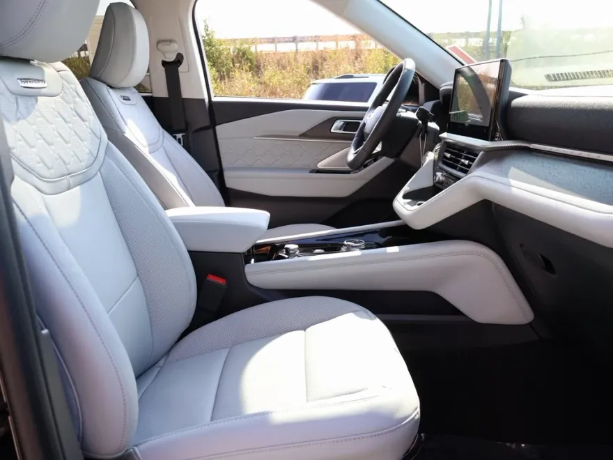 2025 Ford Explorer Platinum photo 1