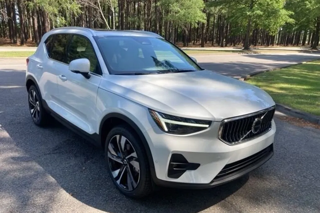 2025 Volvo XC40 photo 1