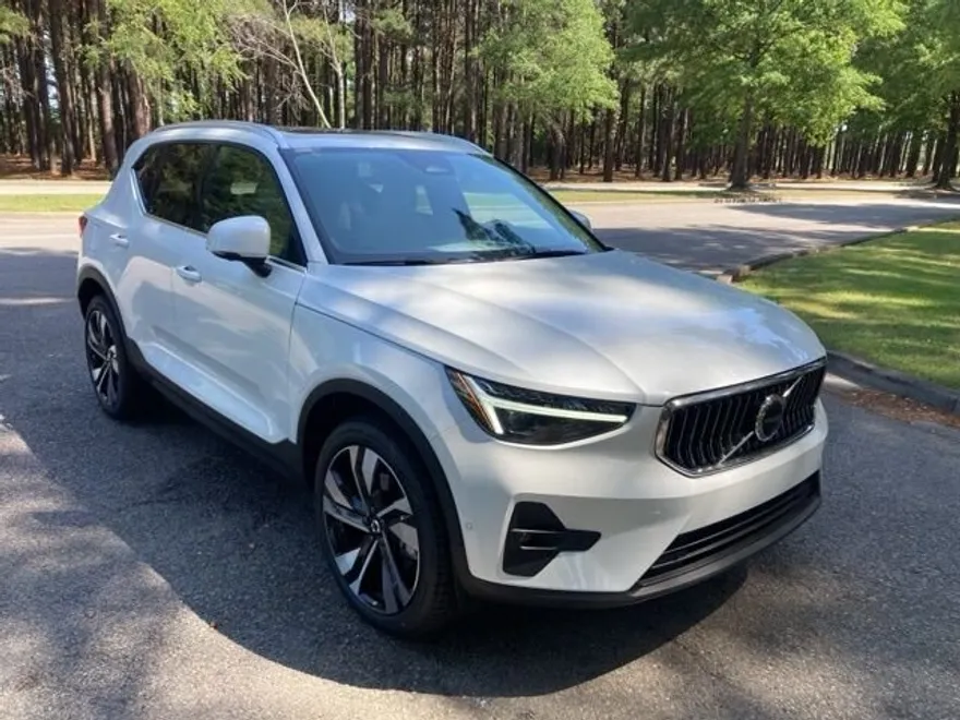 2025 Volvo XC40 photo 1