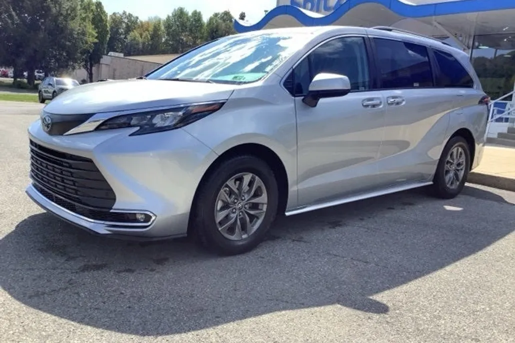 2024 Toyota Sienna XLE photo 1