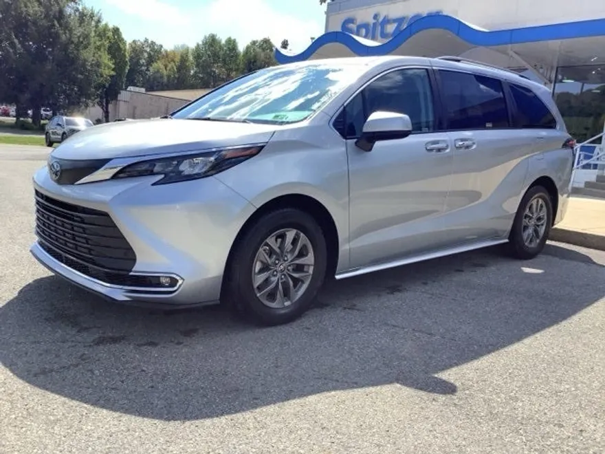 2024 Toyota Sienna XLE photo 1