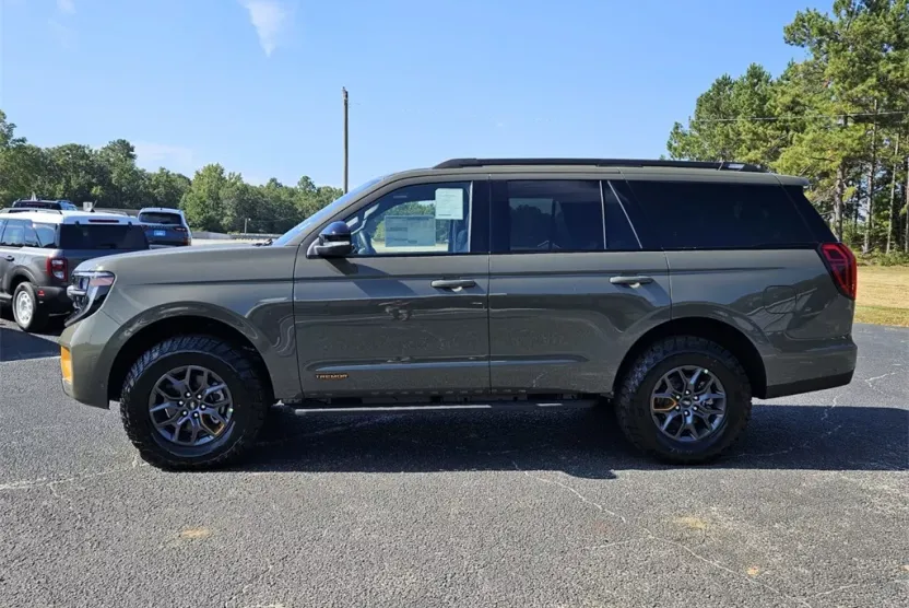 2025 Ford Expedition photo 1