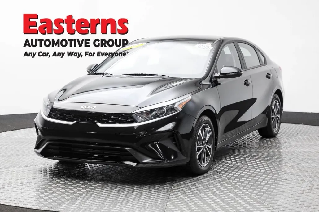 2023 Kia Forte LXS photo 1