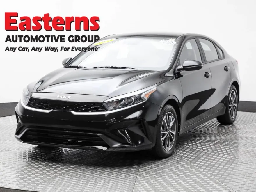 2023 Kia Forte LXS photo 1