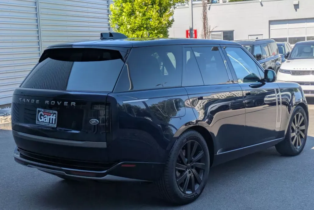 2023 Land Rover Range Rover SE photo 1