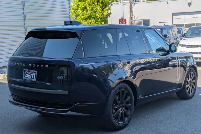 2023 Land Rover Range Rover SE photo 1