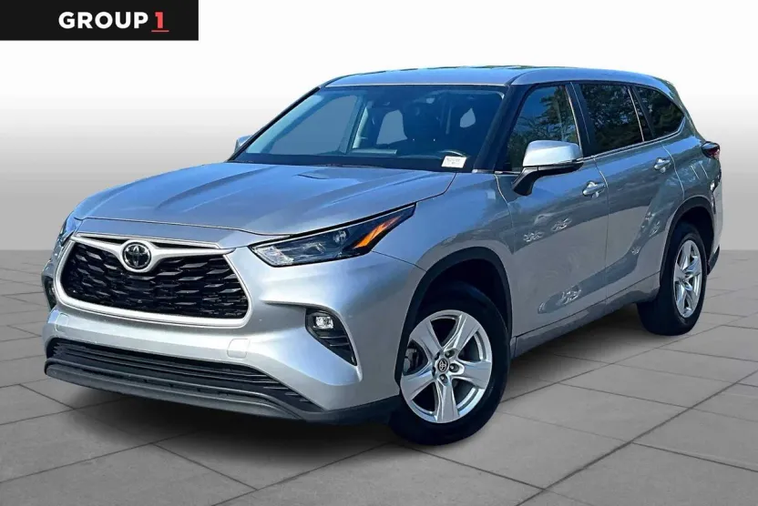2023 Toyota Highlander LE photo 1