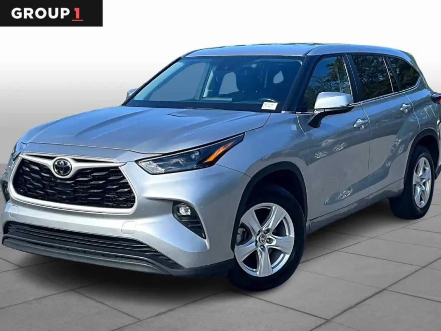 2023 Toyota Highlander LE photo 1