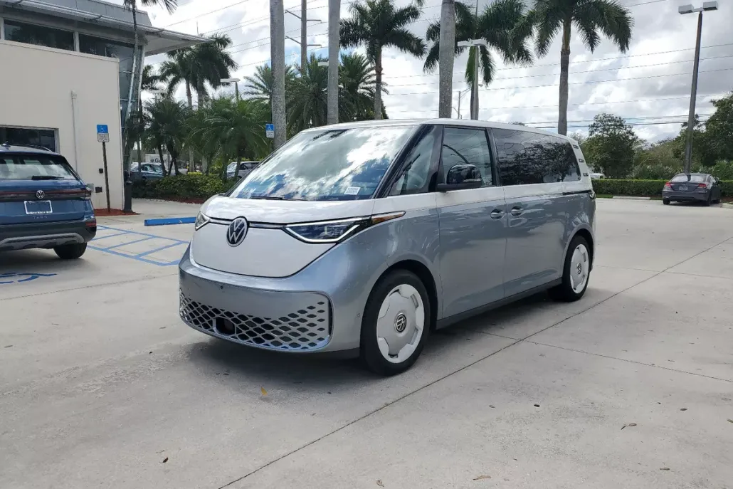 2025 Volkswagen ID. Buzz photo 1