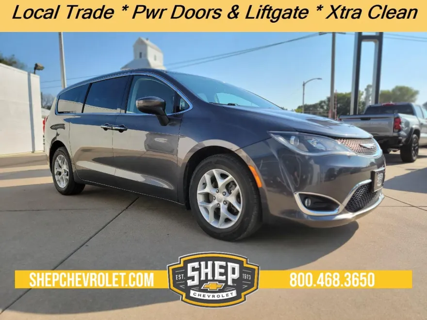 2017 Chrysler Pacifica Touring Plus photo 1