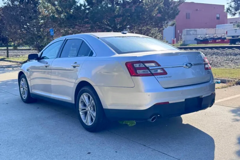 2015 Ford Taurus SEL photo 1