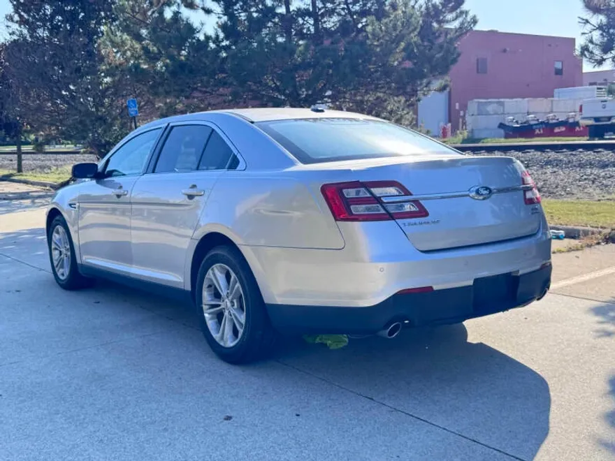 2015 Ford Taurus SEL photo 1