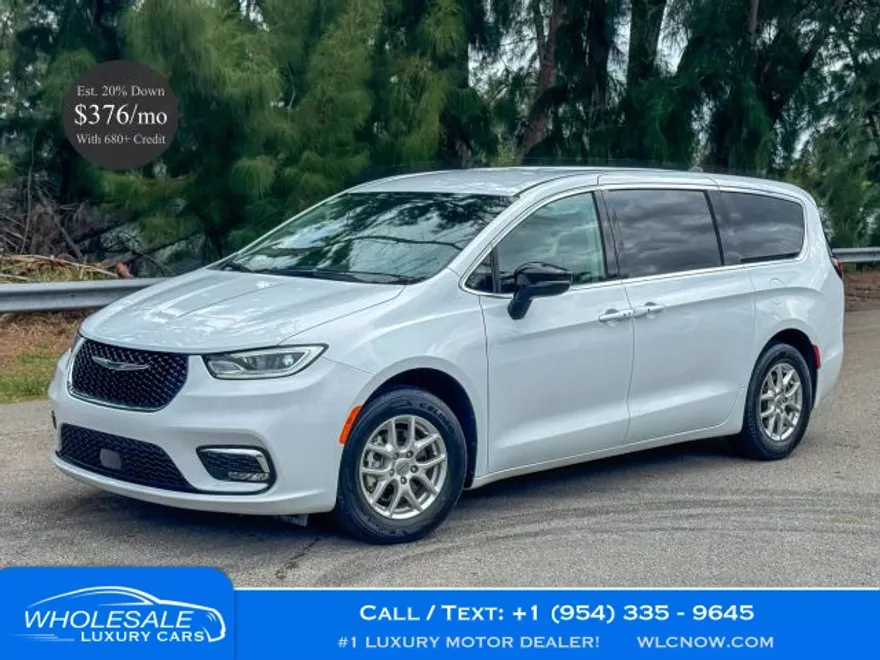 2024 Chrysler Pacifica Touring L photo 1