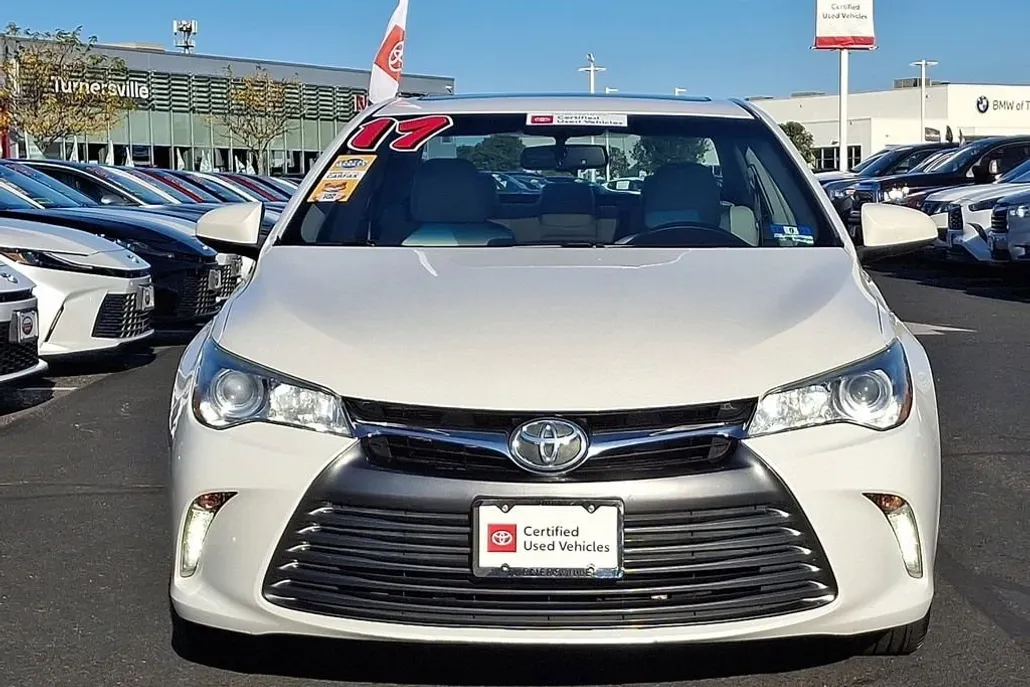 2017 Toyota Camry XLE photo 1