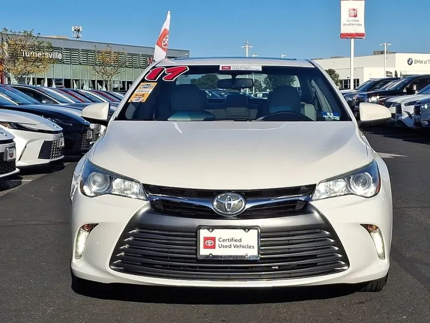 2017 Toyota Camry XLE photo 1