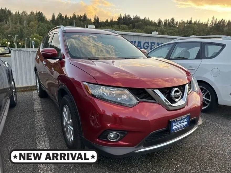 2015 Nissan Rogue SV photo 1