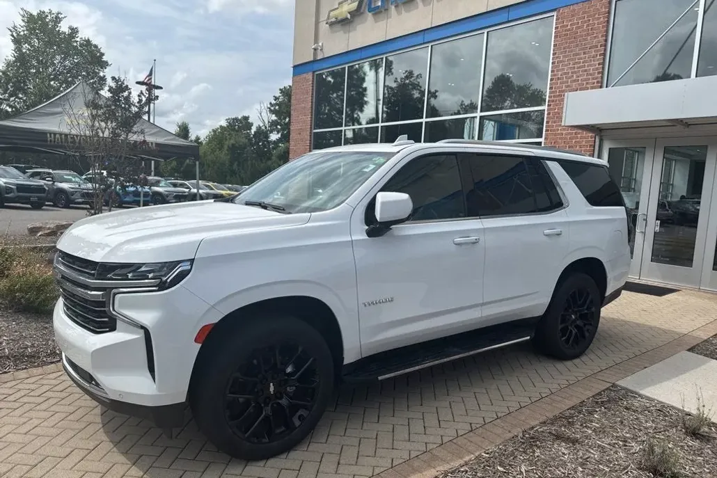 2022 Chevrolet Tahoe LT photo 1