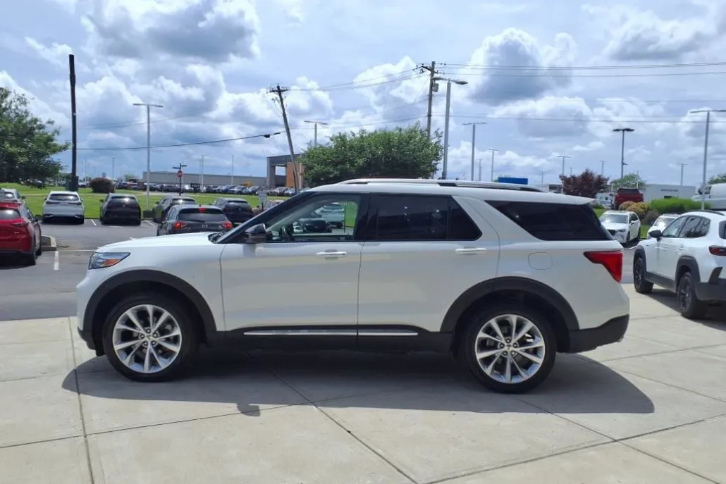 2022 Ford Explorer Platinum photo 1