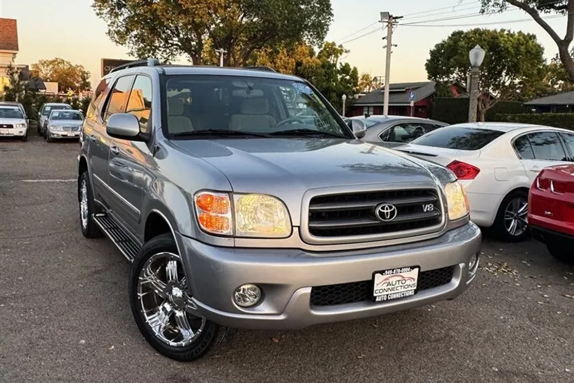 2003 Toyota Sequoia SR5 photo 1