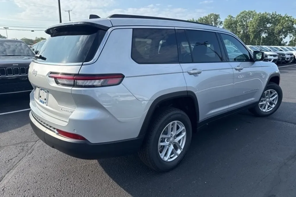 2025 Jeep Grand Cherokee Laredo photo 1