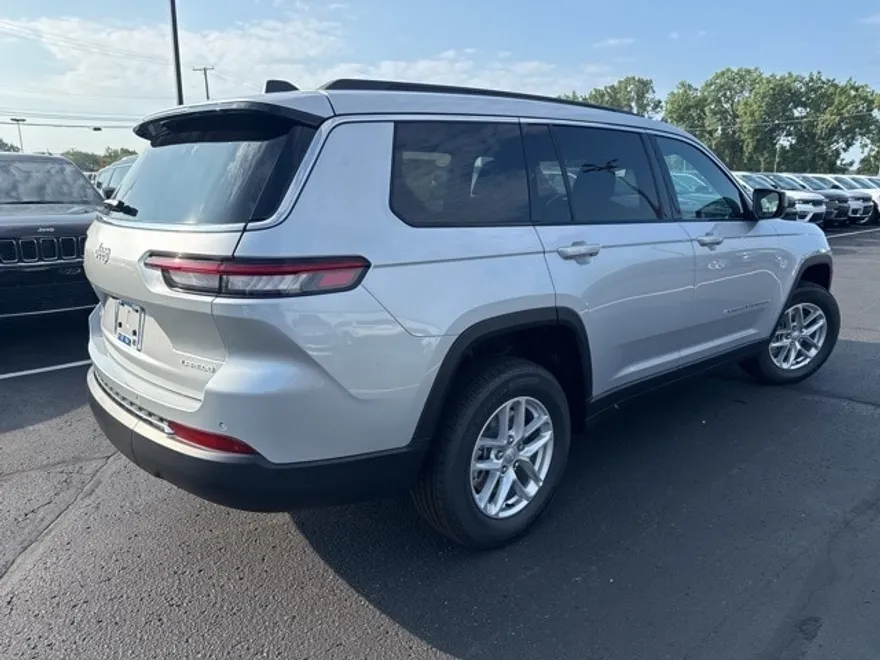 2025 Jeep Grand Cherokee Laredo photo 1