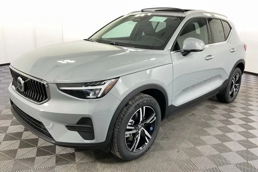 2025 Volvo XC40 Core photo 1