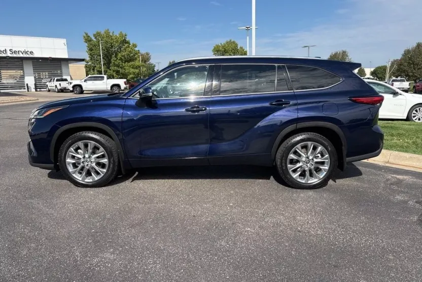 2021 Toyota Highlander Limited photo 1