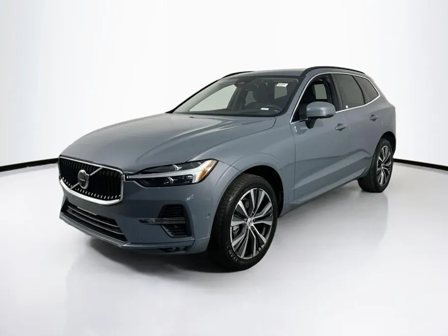 2022 Volvo XC60 Momentum photo 1
